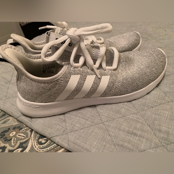 Like New Women’s Adidas Cloudfoam Sneaker - Picture 5 of 15